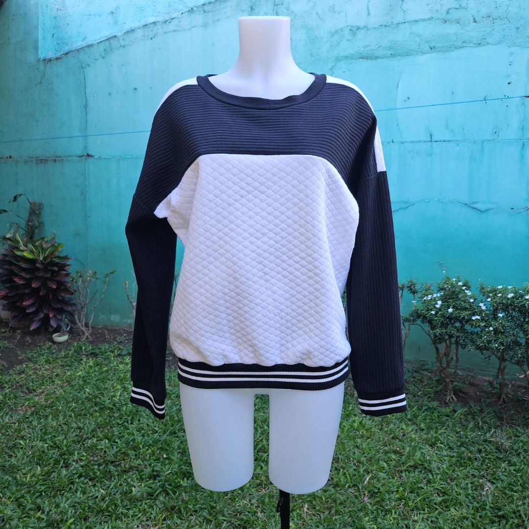 Black and White Sweater (Fixed Price, Pls Read Description) (Category: Longsleeves) located in Las Pinas. Submitted by cursesandtea (Listing ID 1275211866, Image 1). Description: BRAND: Penshoppe SIZE: L CONDITION: PRELOVED PAYMENT METHODS: Gcash/Paymaya/BPI *No COD for the cost of item. Please read description and check photos. Strictly NO RETURNS. Before placing an order, kindly make sure that you're 100% sure about purchasing the items (from s