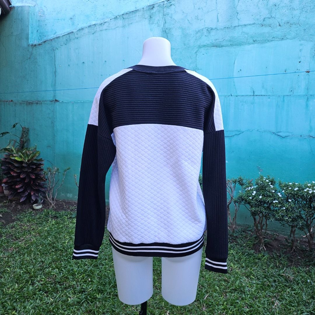 Black and White Sweater (Fixed Price, Pls Read Description) (Category: Longsleeves) located in Las Pinas. Submitted by cursesandtea (Listing ID 1275211866, Image 2). Description: BRAND: Penshoppe SIZE: L CONDITION: PRELOVED PAYMENT METHODS: Gcash/Paymaya/BPI *No COD for the cost of item. Please read description and check photos. Strictly NO RETURNS. Before placing an order, kindly make sure that you're 100% sure about purchasing the items (from s