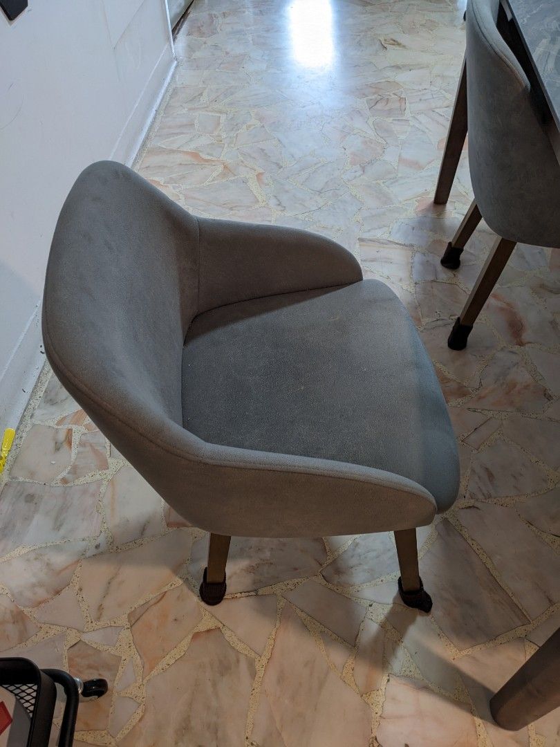 Dining Table set (Category: Tables & Sets) located in Singapore. Submitted by rvj1007 (Listing ID 1275287684, Image 3). Description: Dining Table + 4 chairs. Bought 2 years ago for $1000, selling due to move overseas. Buyer need to arrange transportation (price is not negotiable).