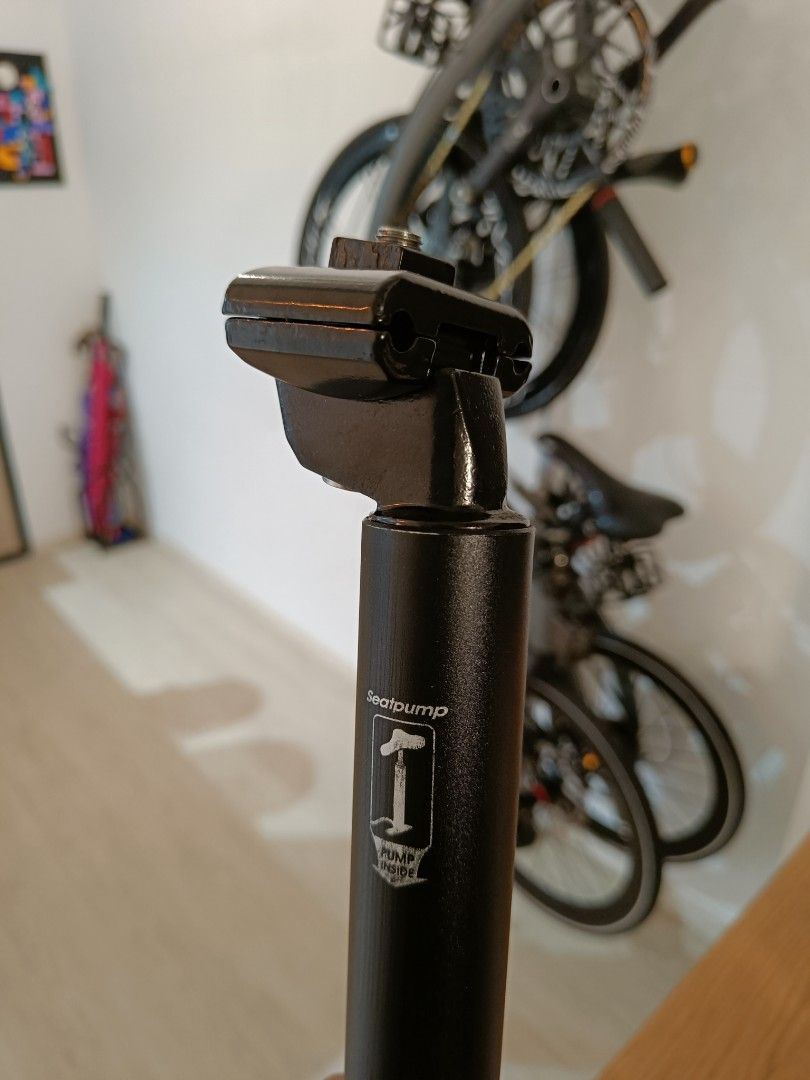 Seatpost pump outlet