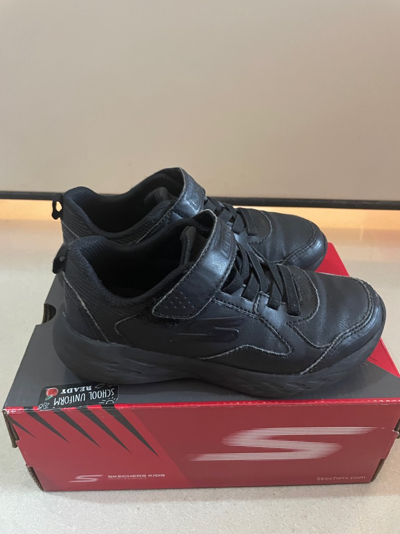 Garage Sale Skechers Boy s Shoes for School Size 32