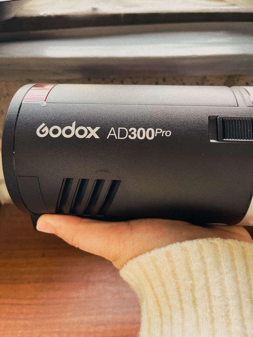 Godox Ad300pro | 保固內, 相機攝影, 攝影配件, 閃光燈在旋轉拍賣