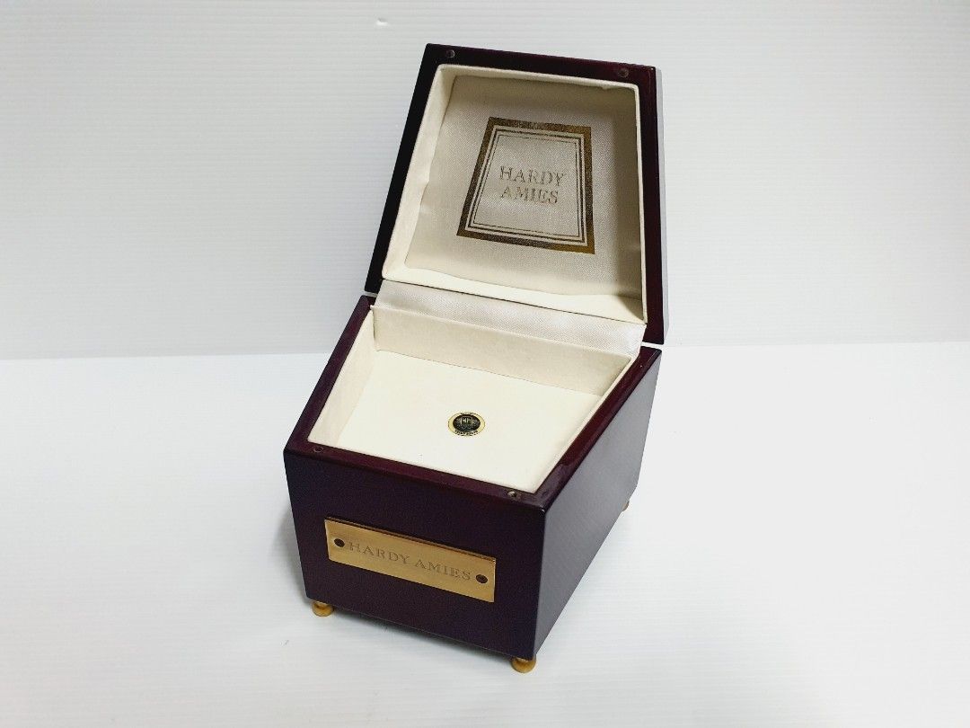 Amies jewellery top