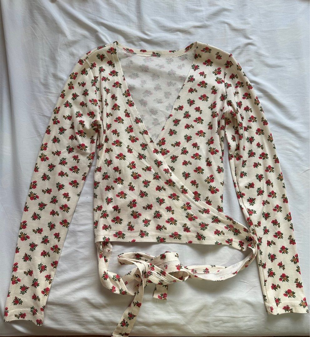 Korean Floral Top Longsleeve (Category: Longsleeves) located in Cebu City. Submitted by statvqu (Listing ID 1275221460, Image 2). Description: ‼️CAN FIT SMALL-MEDIUM-LARGE -No COD -No return/exchange MOP: Gcash MOD: LBC, lalamove MESSAGE FOR MORE PICTURES‼️ .