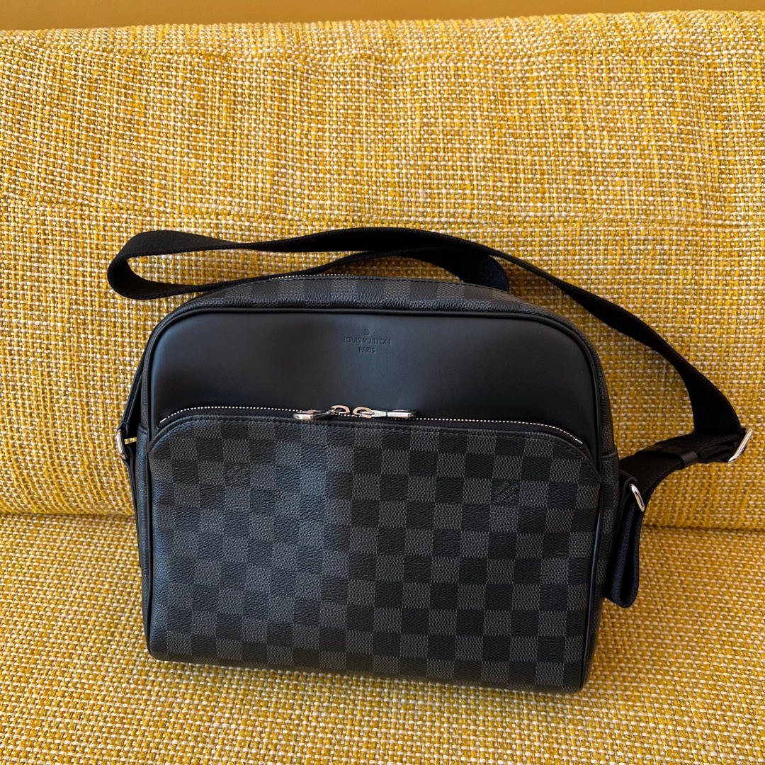 louis vuitton messenger bag black