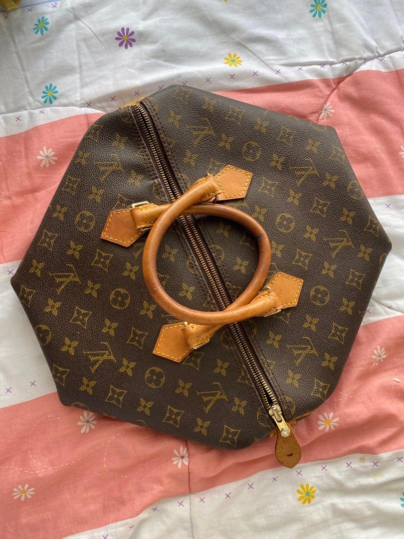 Louis Vuitton Speedy 35 (Category: Luxury Bags & Wallets) located in Marikina City. Submitted by cndhie (Listing ID 1275236873, Image 1). Description: -Japan source authenticity not guaranteed - maganda sya -check pictures -good stitches -un zipper need po ipagawa mahirap e zip ✔️Please make an offer if you are 100% sure to get the item.