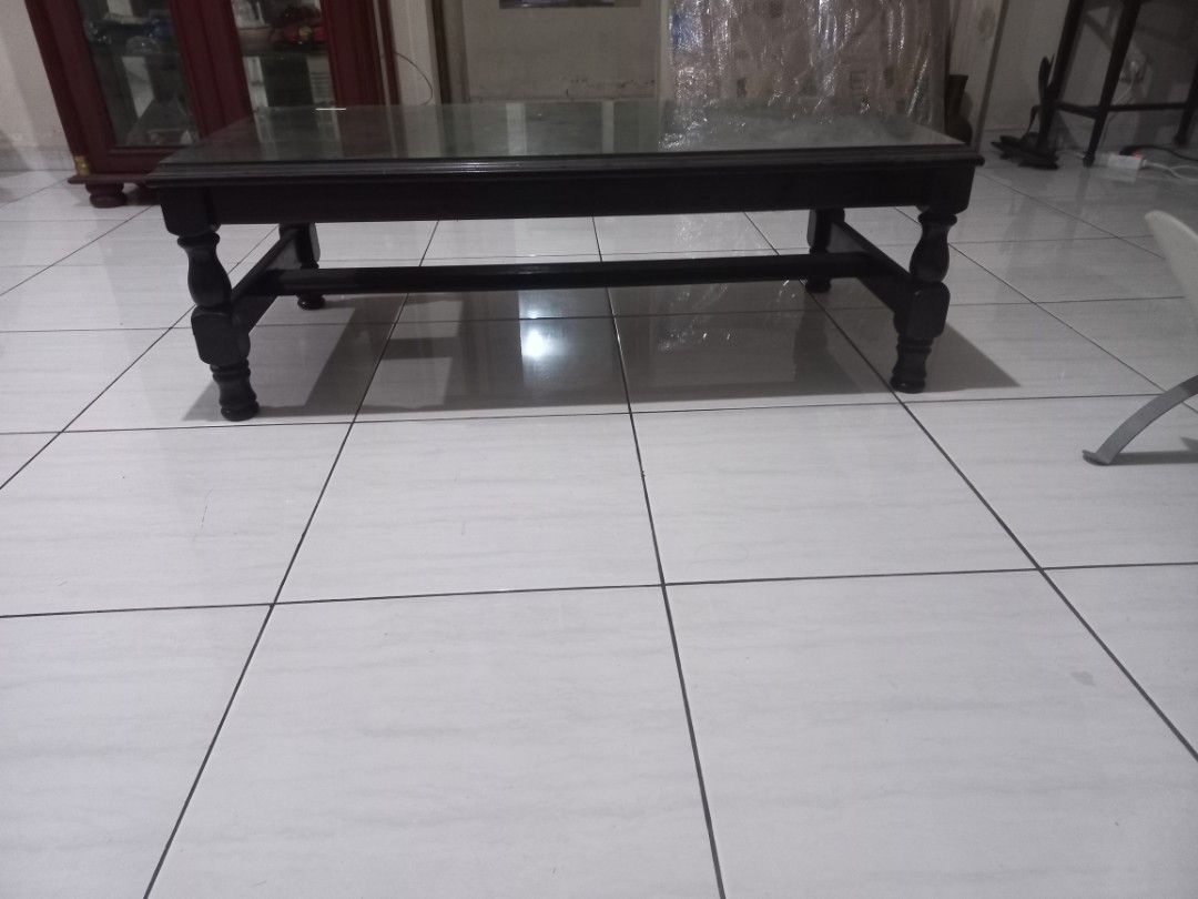 Meja Kaca Ruang Tamu Ligna, Perabotan Rumah di Carousell