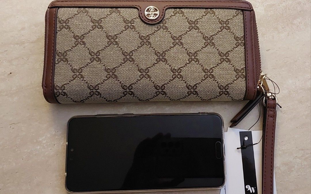 Nine West Wallet with lanyard (Category: Luxury Bags & Wallets) located in Pasig City. Submitted by tomoegozen_0925 (Listing ID 1275236182, Image 3). Description: Fits 6in phone. 12 card slots. Payment via gcash or UB/BPI bank transfer..