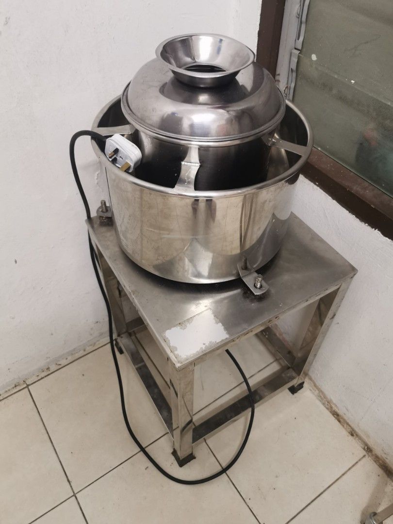 pengisar daging , ikan atau semacamnya untuk buat bebola atau keropok