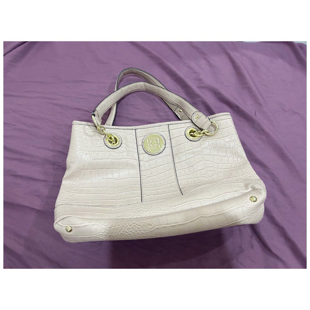 Pink Shoulder Bag (Category: Luxury Bags & Wallets) located in Manila. Submitted by ktdeclutters (Listing ID 1275246350, Image 1). Description: Pink shoulder bag clean & in excellent condition bought from ukay for 899, used once only last price posted.