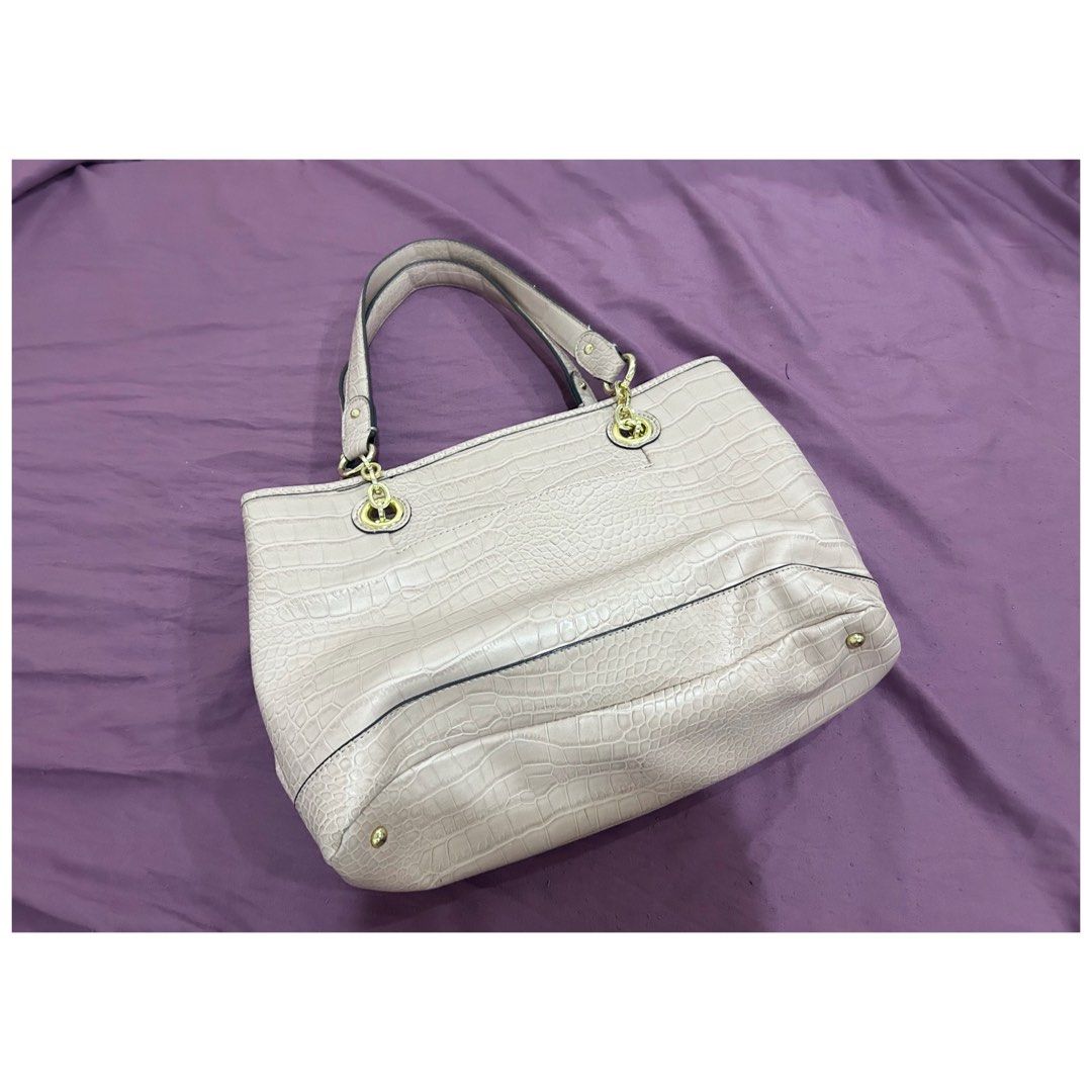 Pink Shoulder Bag (Category: Luxury Bags & Wallets) located in Manila. Submitted by ktdeclutters (Listing ID 1275246350, Image 2). Description: Pink shoulder bag clean & in excellent condition bought from ukay for 899, used once only last price posted.