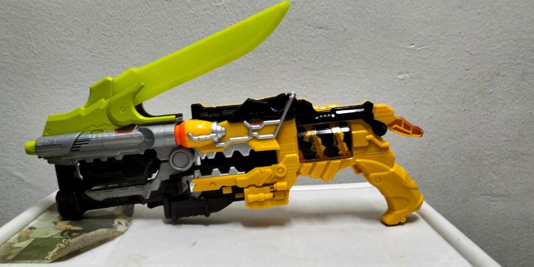 Power rangers dino clearance charge deluxe dino saber