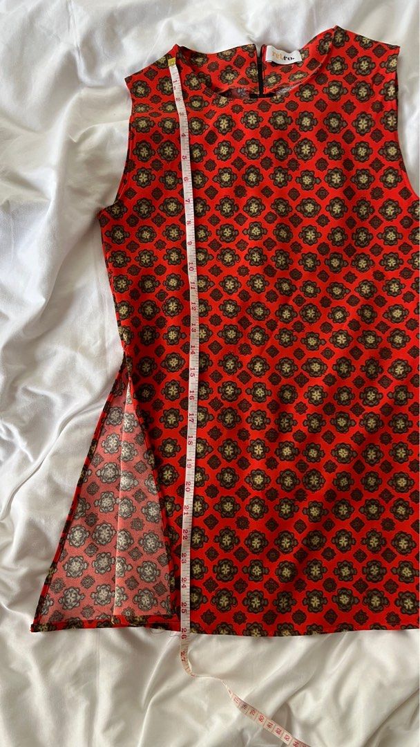 RET AND RO Top with Side Slits (Category: Blouses) located in Pasig City. Submitted by kvdecluttering (Listing ID 1275226445, Image 3). Description: RET AND RO Top with Slit Size S Will fit XS-S Has zipper at the back Nice material Sf P80 within metro mnl.