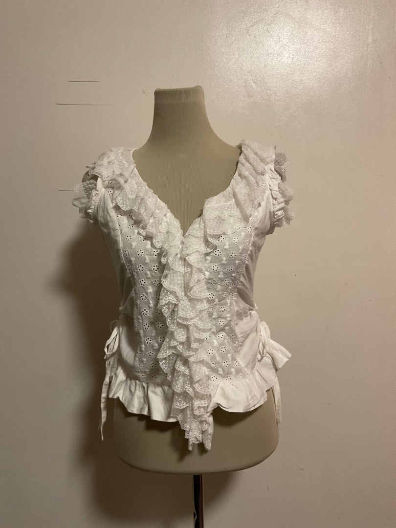 ROMANTIC EYELET KNOTTED TOP WITH RUFFLES