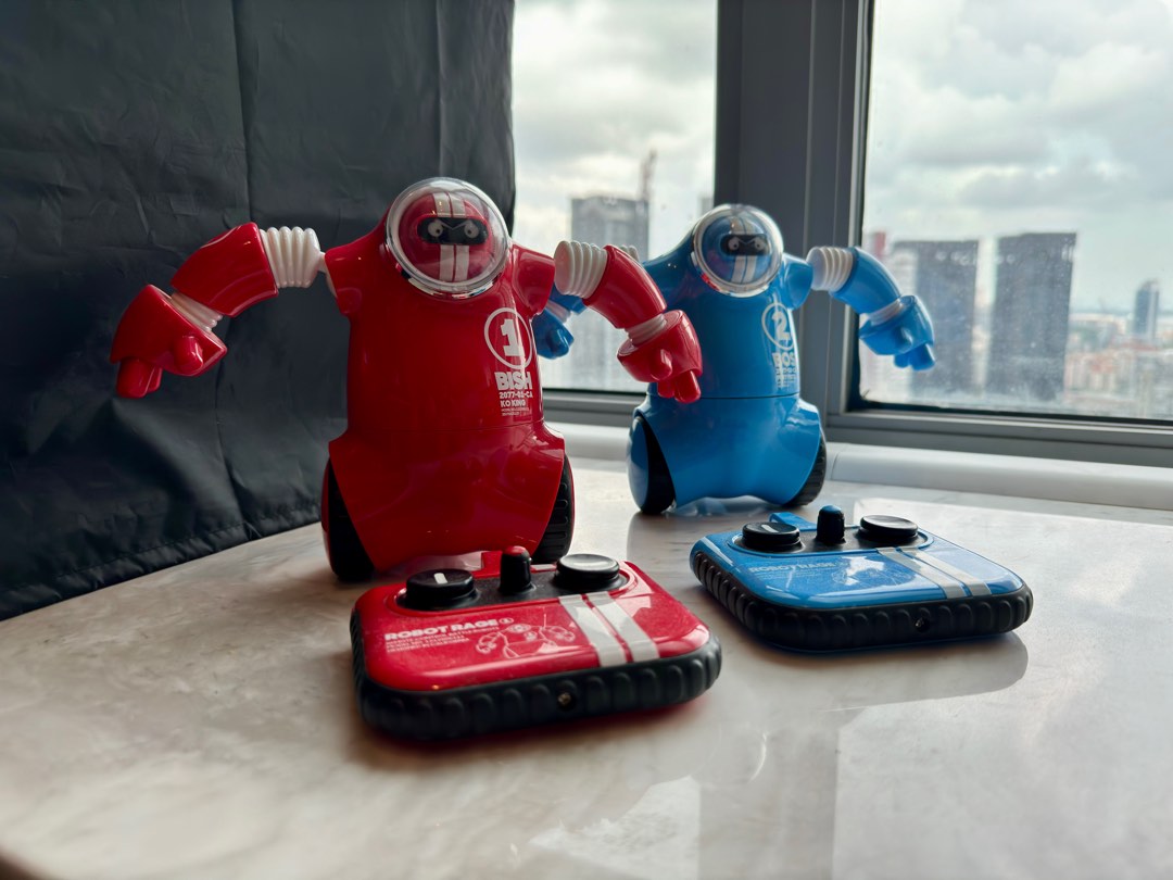 SHARPER IMAGE Robo Rage Remote Control TwoPlayer Robot Fighting Set