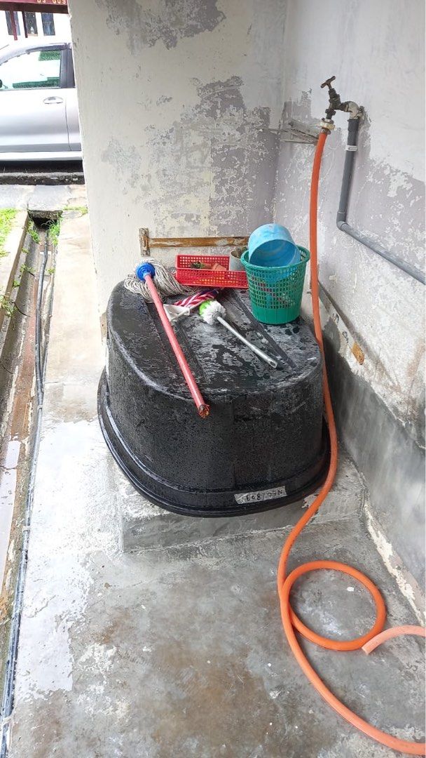 Tangki air plastik dan tapak besi padu, Furniture & Home Living