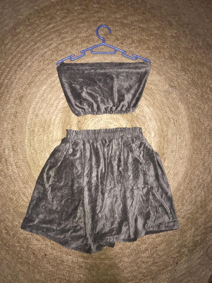 Tube & Skirt Coords (Category: Sets or Coordinates) located in Valenzuela. Submitted by renkaramel (Listing ID 1275211358, Image 1). Description: Small-Large Branded with Hypen World Gallery Gray corduroy material Binili pero di pa nasusuot. Good as new. Location: Valenzuela City.