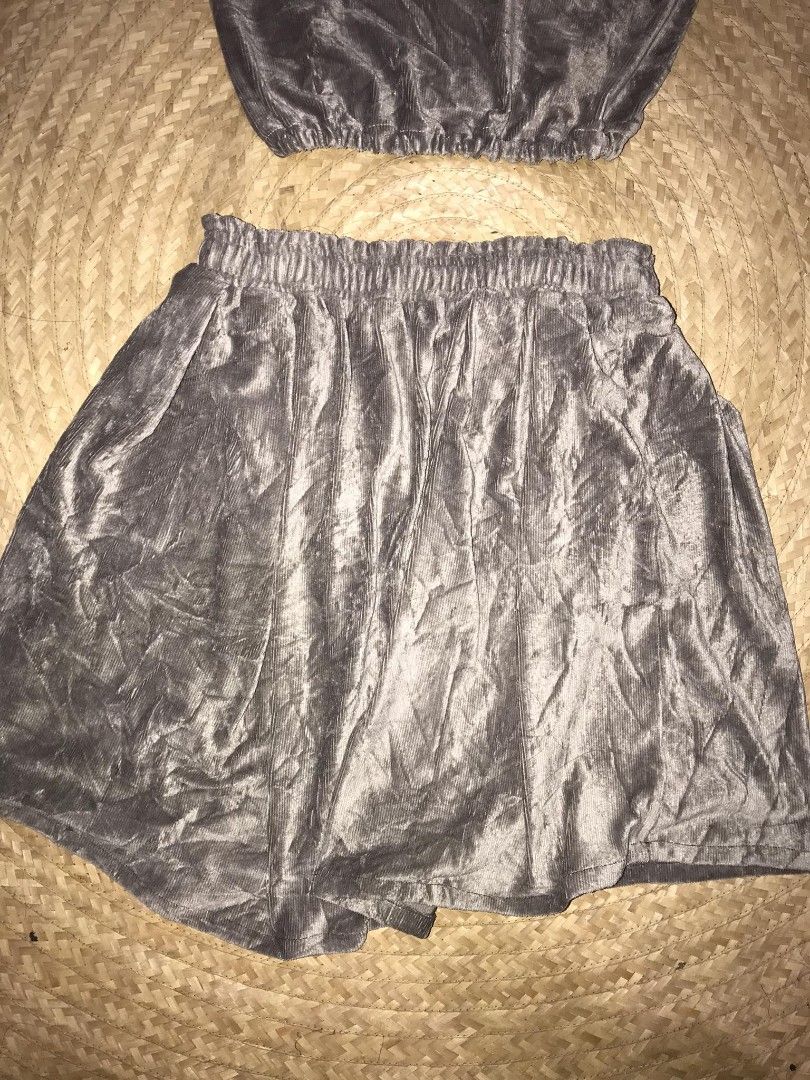Tube & Skirt Coords (Category: Sets or Coordinates) located in Valenzuela. Submitted by renkaramel (Listing ID 1275211358, Image 3). Description: Small-Large Branded with Hypen World Gallery Gray corduroy material Binili pero di pa nasusuot. Good as new. Location: Valenzuela City.