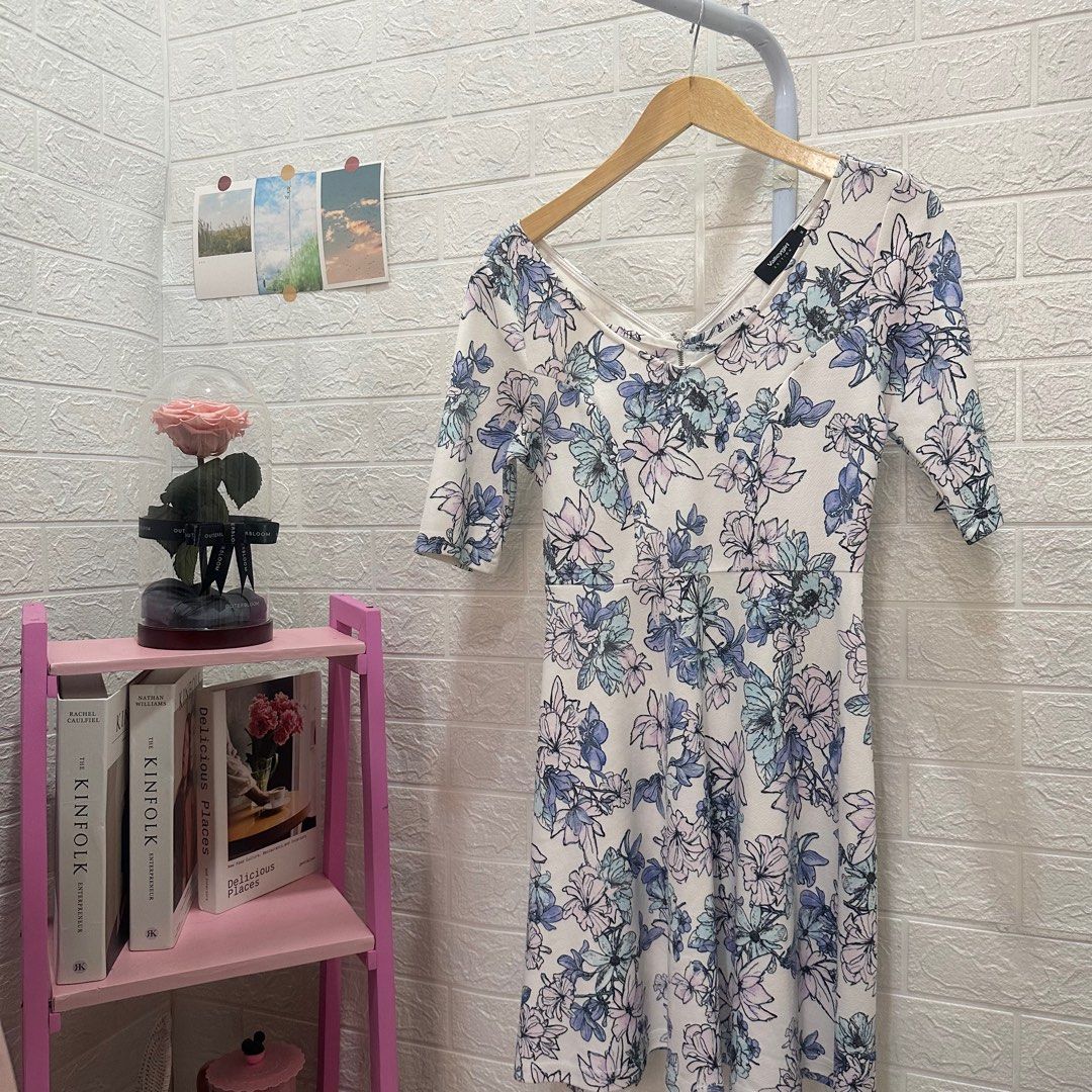 𝙋𝙍𝙀𝙇𝙊𝙑𝙀𝘿 Valleygirl White Floral Flower V-Neck Mini Dress