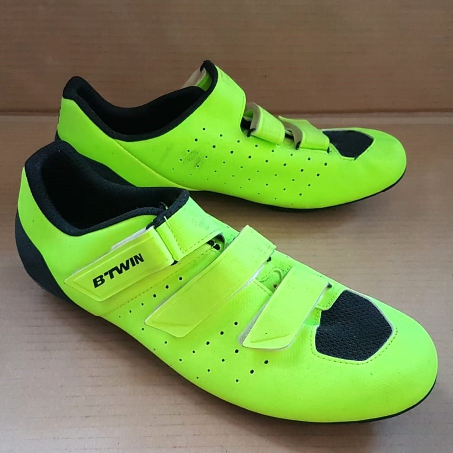 Versatile B Twin 500 Road Cycling Shoes EUR 45 US 12 without cleats bright colours luminous yellowish green Fibreglass Air Flow base Decathlon Bike Racing Cross Island Tour Active Lifestyle Cycle in S...