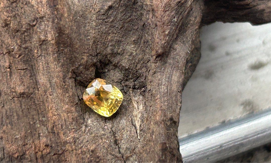 Vivid yellow sapphire top