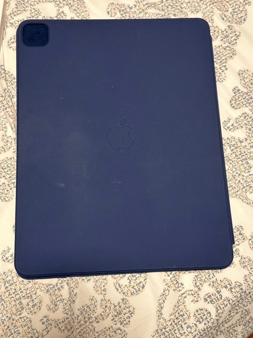 Apple Case for ipad Pro 12.9 inch (3rd, 4th and 5th Gen) (Category: Cases & Sleeves) located in Quezon City. Submitted by edward282 (Listing ID 1275472523, Image 1). Description: Selling my preloved ipad 12.9 inch case Comes complete .