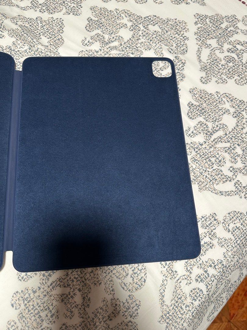 Apple Case for ipad Pro 12.9 inch (3rd, 4th and 5th Gen) (Category: Cases & Sleeves) located in Quezon City. Submitted by edward282 (Listing ID 1275472523, Image 3). Description: Selling my preloved ipad 12.9 inch case Comes complete .