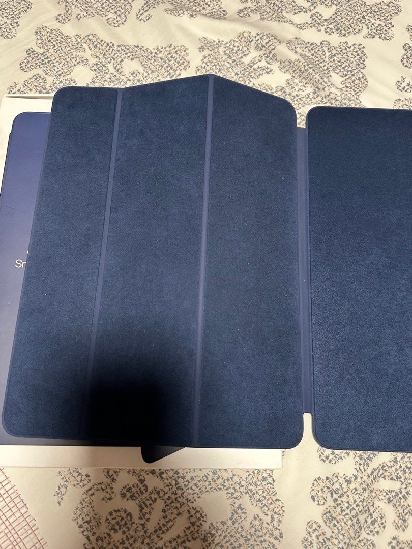 Apple Case for ipad Pro 12.9 inch (3rd, 4th and 5th Gen) (Category: Cases & Sleeves) located in Quezon City. Submitted by edward282 (Listing ID 1275472523, Image 2). Description: Selling my preloved ipad 12.9 inch case Comes complete .