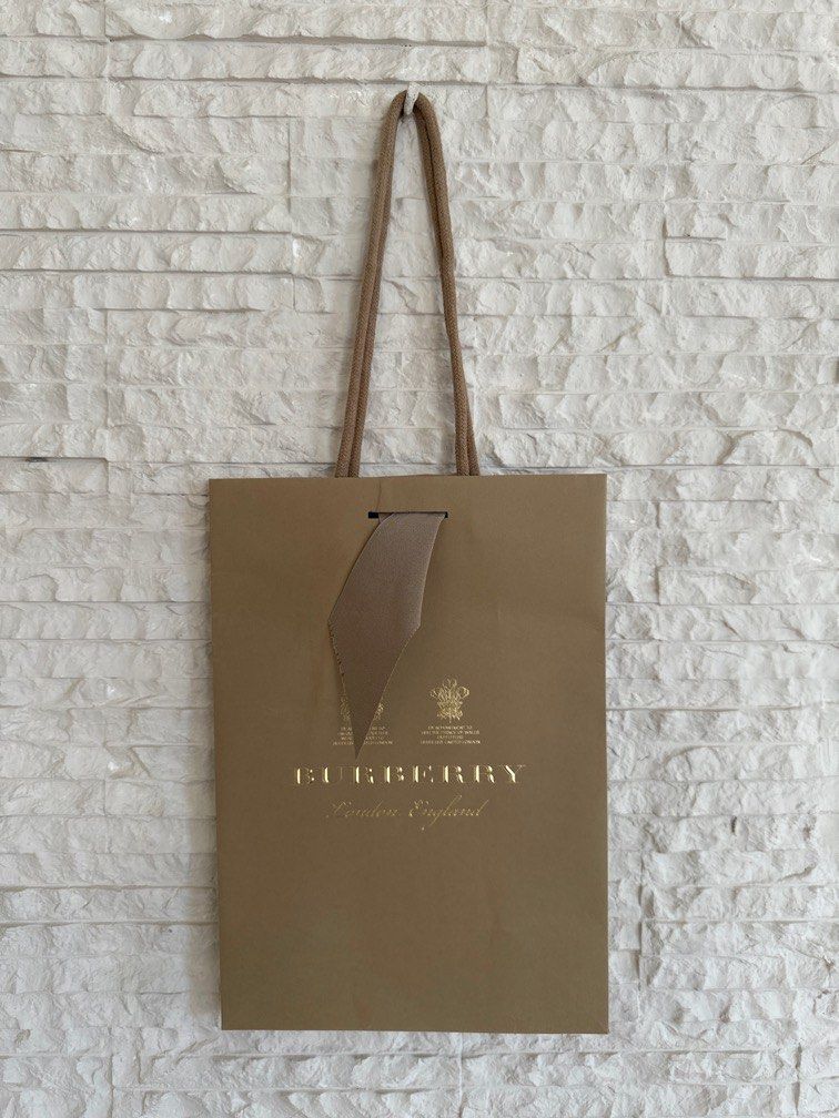 Burberry Paperbag Small (Category: Luxury Accessories) located in San Fernando. Submitted by mnlt_o (Listing ID 1275464321, Image 1). Description: Authentic From Burberry, Paris See photos for condition OAD: 30 L x 21 W x 11 D cm Price: 1,000 shipping incl. Location: San Fdo Pamp..