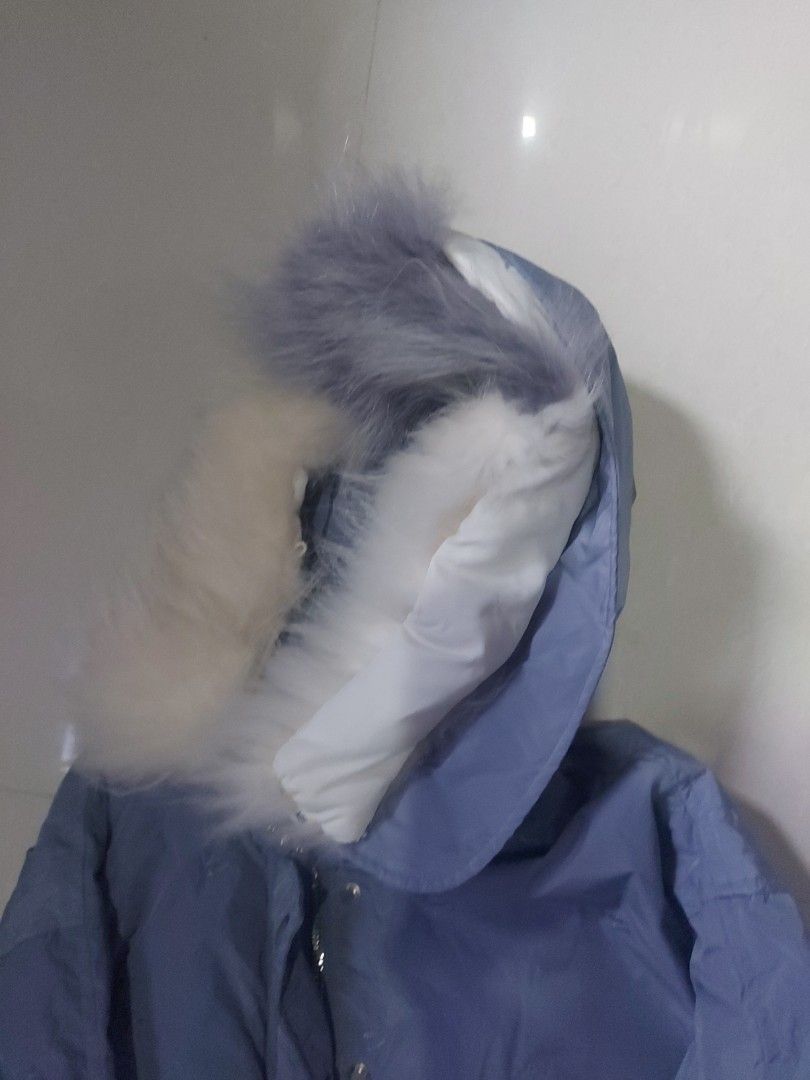 Down jacket (Category: Activewear) located in Singapore. Submitted by twetygal (Listing ID 1275467576, Image 2). Description: pretty down jacket with convient pockets to put handphone. used only once.