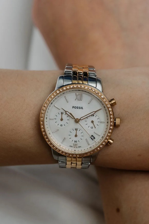 White hotsell fossil watch