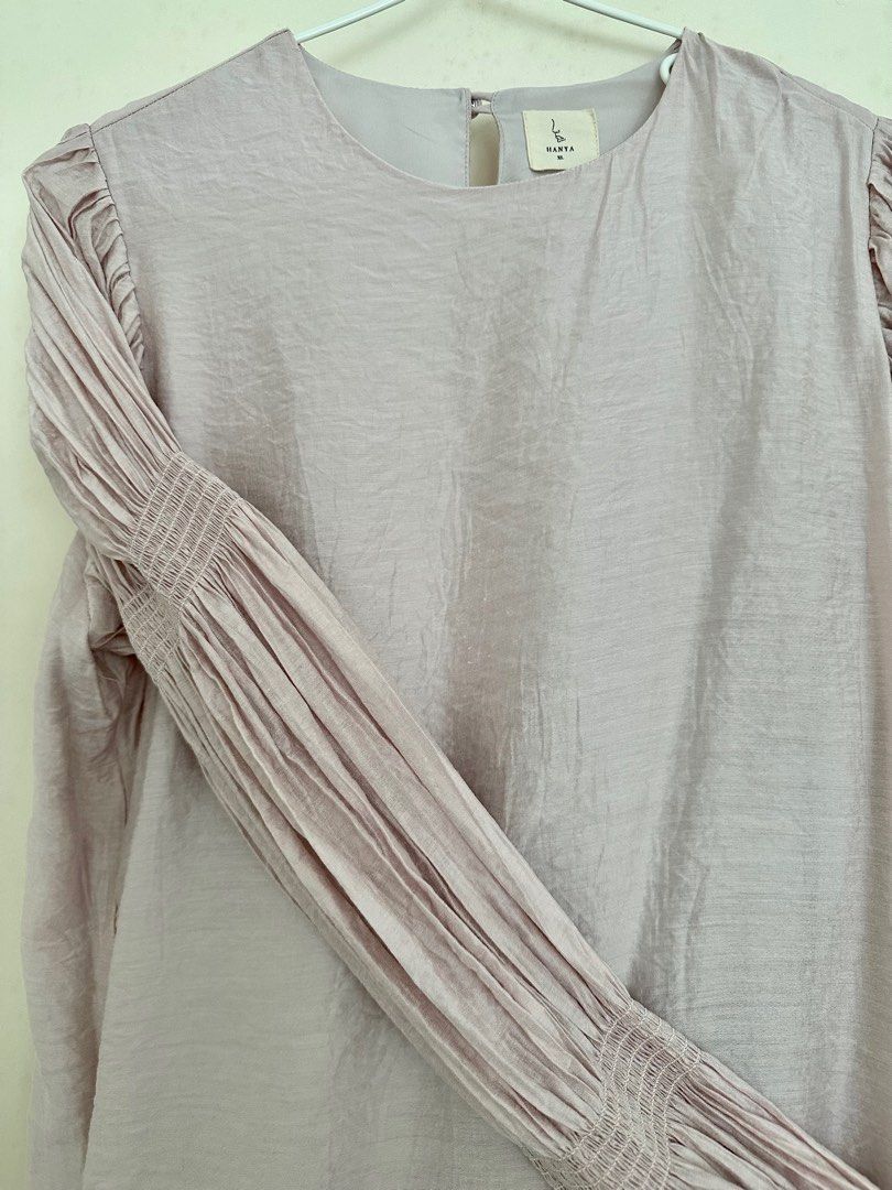 Hanya Rue Top in Bare Blush (Category: Blouses) located in Cyberjaya. Submitted by nurulnunu (Listing ID 1275543578, Image 2). Description: Size: XL Condition: 9.9/10 RRP: RM169 Description The most flattering and feminine top. Casual yet dressy with its round neckline and its elastic ruched details on the sleeves. The Rue top is lined and made from a mixture of linen. Perfect for every occasion — pair it with your favourite skirt for a dressy lo