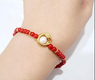 Limited edition❣️ 
Year of the Dragon 🐉🐲
Good Fortune & Prosperity Bracelet
18K Gold w/ Southsea Pearl & Cinnabar Stone

“Cinnabar is believed to attract luck, money, wealth and prosperity in Chinese Fengshui.”

✔️Blessed & Cleansed