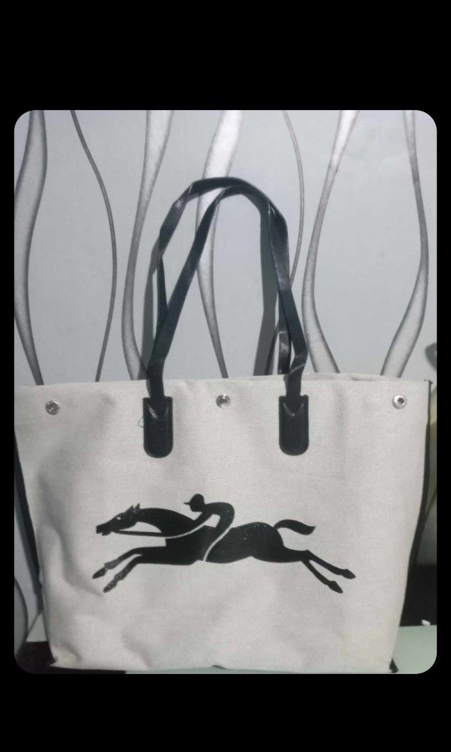 Longchamp Tote Bag (Category: Tote Bags) located in Valenzuela. Submitted by etzetera26 (Listing ID 1269898150, Image 3). Description: Longchamp Tote Bag medium to Large adjustable.