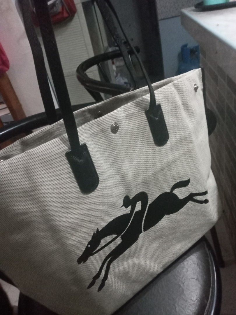 Longchamp Tote Bag (Category: Tote Bags) located in Valenzuela. Submitted by etzetera26 (Listing ID 1269898150, Image 1). Description: Longchamp Tote Bag medium to Large adjustable.