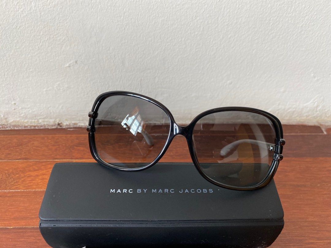 Round Marc Jacobs sunglasses