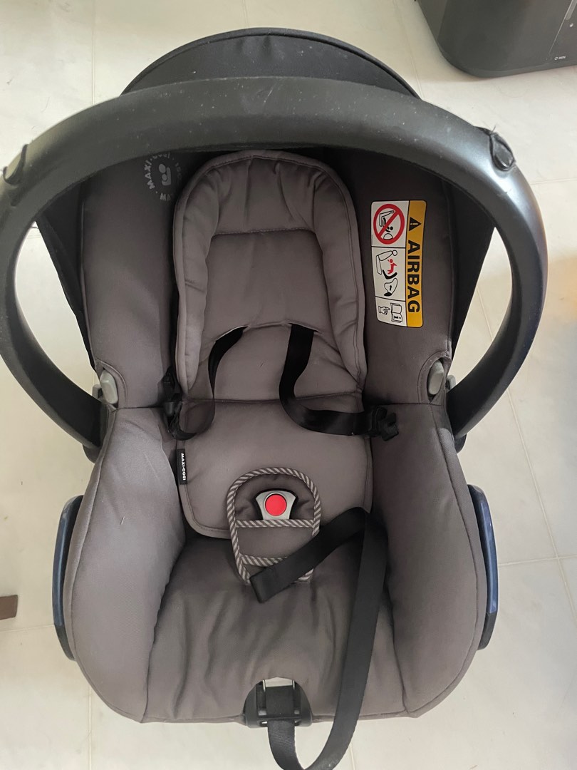 Maxi Cosi Car Seat with infant insert, Babies & Kids, Going Out, Car