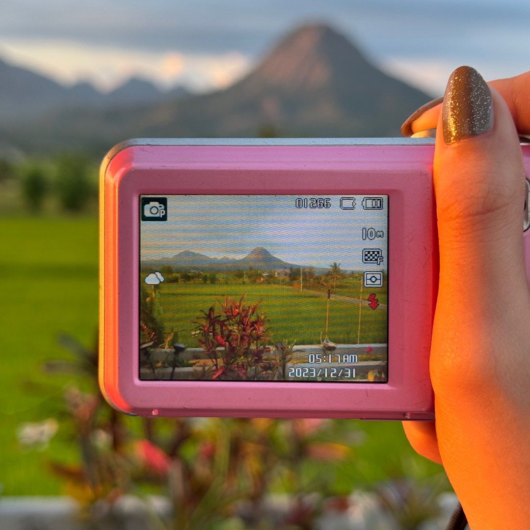 Samsung ES65 Pink Digital Camera Digicam Y2K (Category: Cameras) located in Manila. Submitted by doremicarteu (Listing ID 1275550534, Image 2). Description: ꒰ samsung es65 ꒱ ⤷ fully functional / no issues ⤷ vintage output (10/10 cosmetics) ⤷ available in pink ⤷ inclus : cam, battery, universal charger, wrist strap dm for more info or follow @/doremicarteu on ig ◡̈ ⌗ wts lfb digicam digital camera ph y2k.