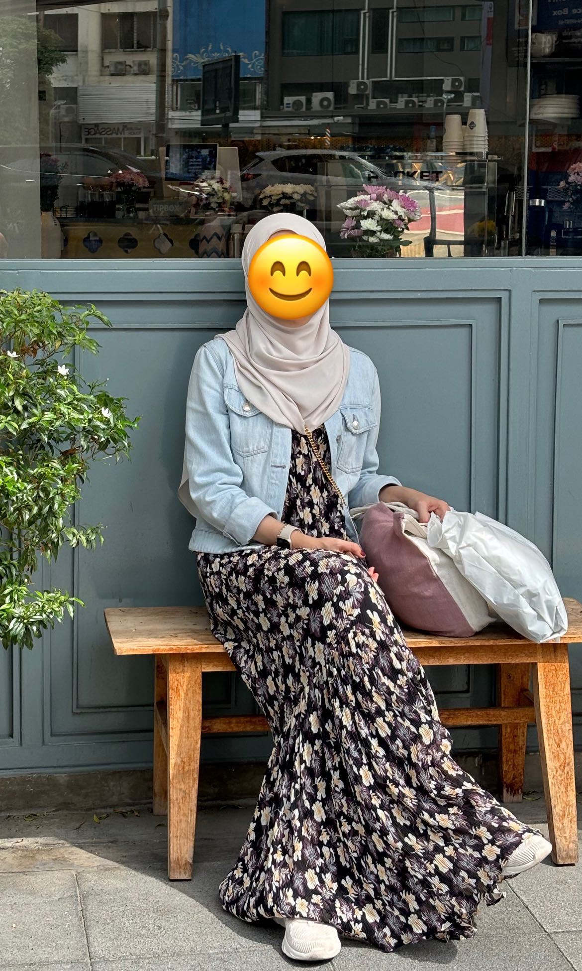 Sleeveless dress with denim jacket