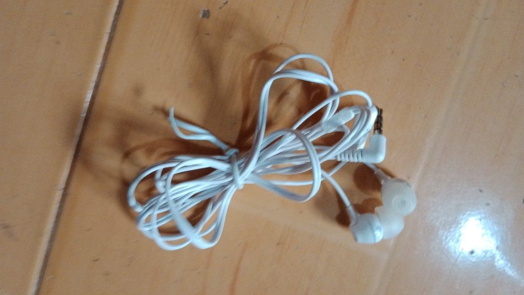Sony Wired in Earphone (White) (Category: Earphones) located in Bulacan. Submitted by Shoppe.Ups (Listing ID 1275487289, Image 2). Description: model: MDR-EX14 what you see is what you get meetups: guiguinto plaridel bulacan - via sho pee checkout *(payment First) - LBC COP/COD *(payment first for shipping fee only) -toktok / lalamove *mop: via gcash pm for interested.