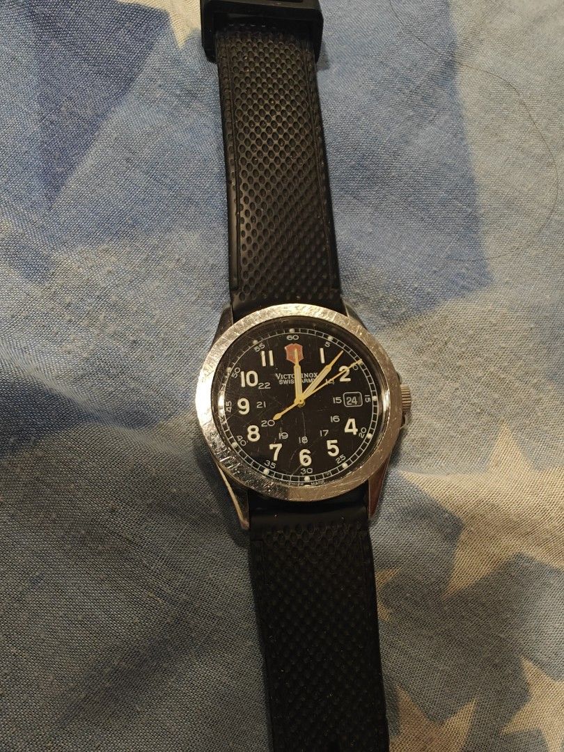 Victorinox MODEL 24653 SWISS ARMY Men s Fashion Watches