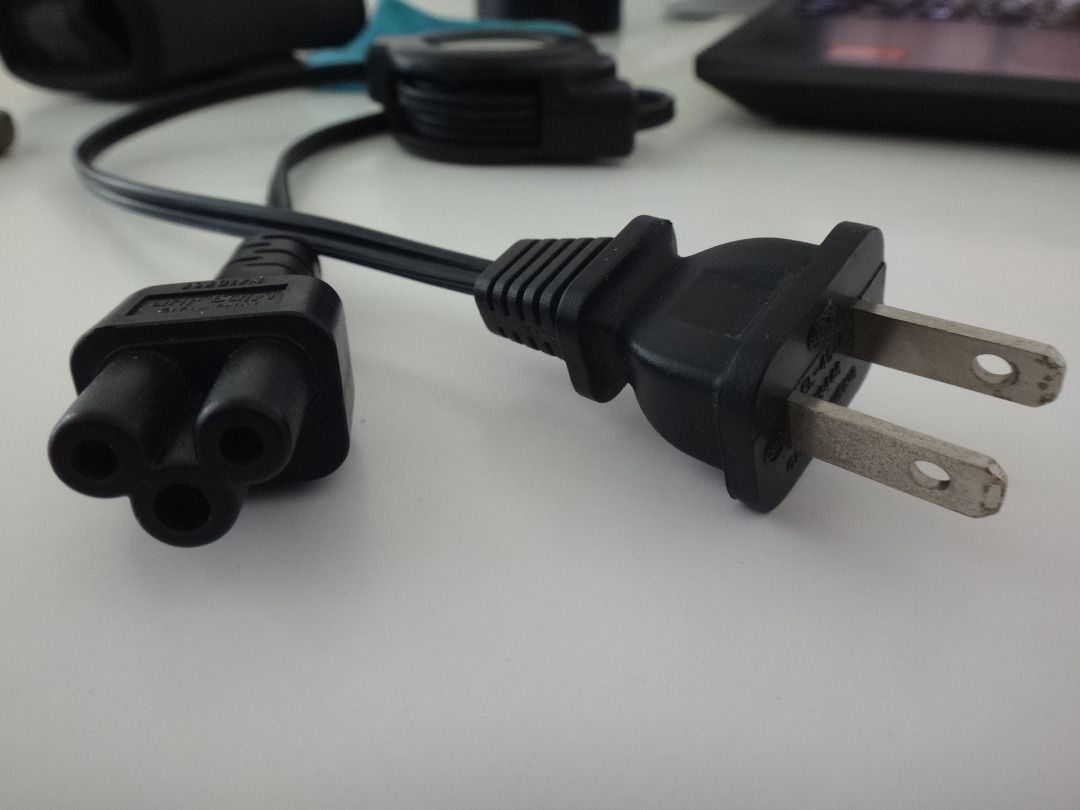 1 Meter Retractable Grounded to Ungrounded Laptop Power Cable for