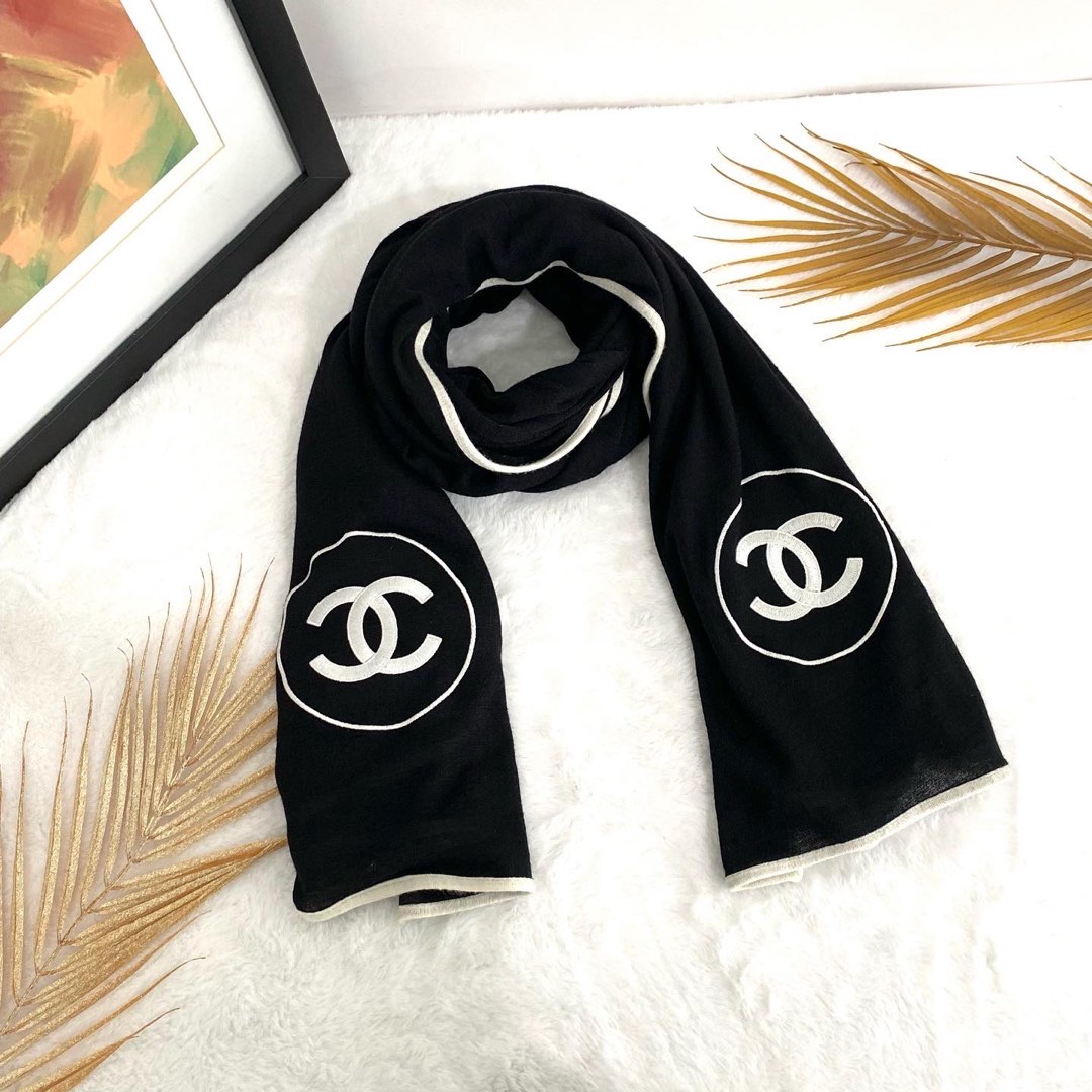 Chanel cashmere scarf black white cc 2025
