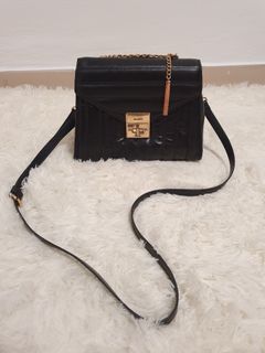 (Category: ) located in . Submitted by styleupcloset (Listing ID 1269450425, Image 1). Description: .