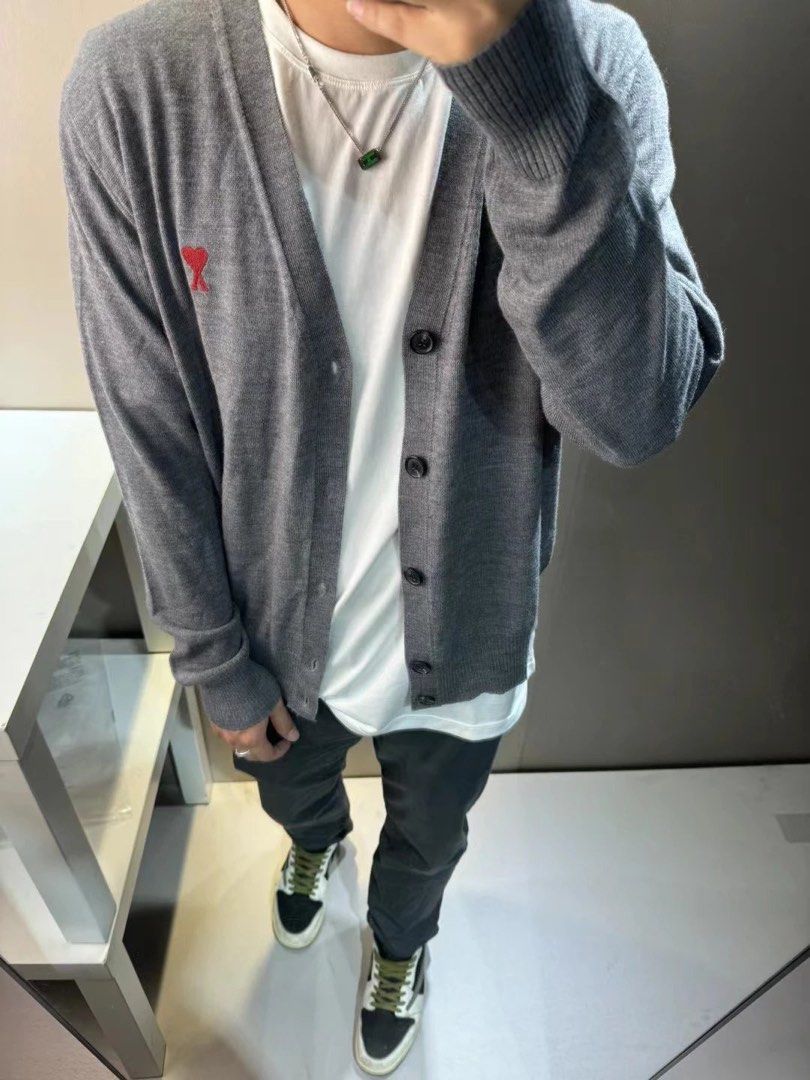 全新AMI PARIS 美利奴羊毛冷衫 （分類：外套及戶外衣服）位於 Hong Kong。 由 onenessstore 提交（商品編號 1269465197，圖片 9）。簡介： 真貨 隨便對比 正價3300rmb S胸圍96衣長62 m胸圍100衣長64 L胸圍104衣長66 Xl胸圍108衣長68 xxl胸圍112衣長70。