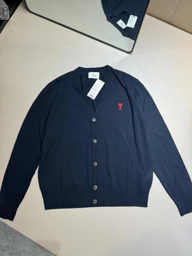 全新AMI PARIS 美利奴羊毛冷衫 （分類：外套及戶外衣服）位於 Hong Kong。 由 onenessstore 提交（商品編號 1269465197，圖片 5）。簡介： 真貨 隨便對比 正價3300rmb S胸圍96衣長62 m胸圍100衣長64 L胸圍104衣長66 Xl胸圍108衣長68 xxl胸圍112衣長70。