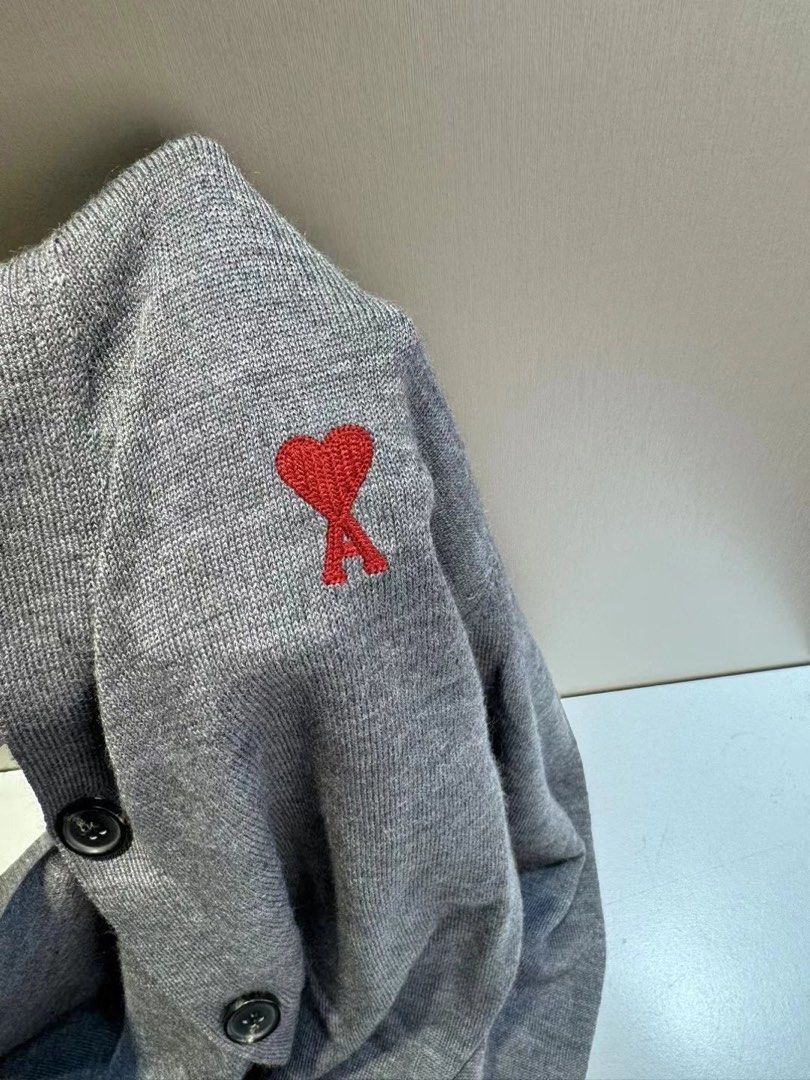 全新AMI PARIS 美利奴羊毛冷衫 （分類：外套及戶外衣服）位於 Hong Kong。 由 onenessstore 提交（商品編號 1269465197，圖片 2）。簡介： 真貨 隨便對比 正價3300rmb S胸圍96衣長62 m胸圍100衣長64 L胸圍104衣長66 Xl胸圍108衣長68 xxl胸圍112衣長70。