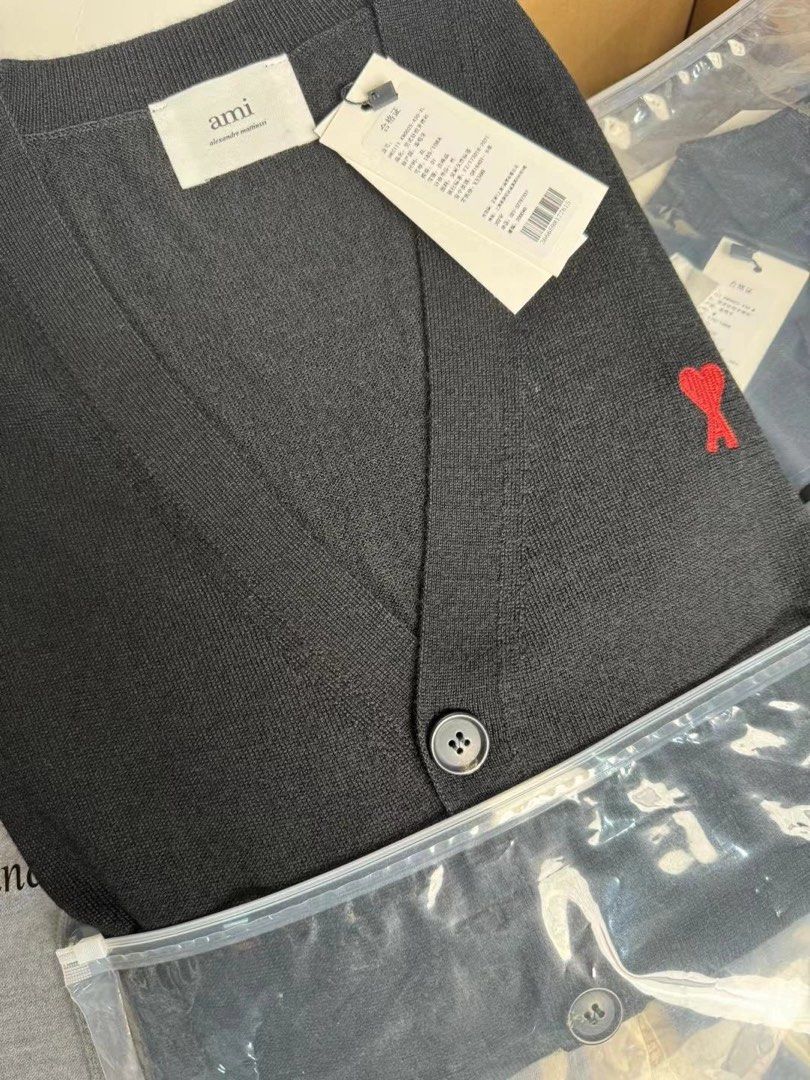 全新AMI PARIS 美利奴羊毛冷衫 （分類：外套及戶外衣服）位於 Hong Kong。 由 onenessstore 提交（商品編號 1269465197，圖片 6）。簡介： 真貨 隨便對比 正價3300rmb S胸圍96衣長62 m胸圍100衣長64 L胸圍104衣長66 Xl胸圍108衣長68 xxl胸圍112衣長70。