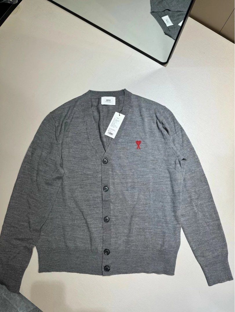 全新AMI PARIS 美利奴羊毛冷衫 （分類：外套及戶外衣服）位於 Hong Kong。 由 onenessstore 提交（商品編號 1269465197，圖片 8）。簡介： 真貨 隨便對比 正價3300rmb S胸圍96衣長62 m胸圍100衣長64 L胸圍104衣長66 Xl胸圍108衣長68 xxl胸圍112衣長70。