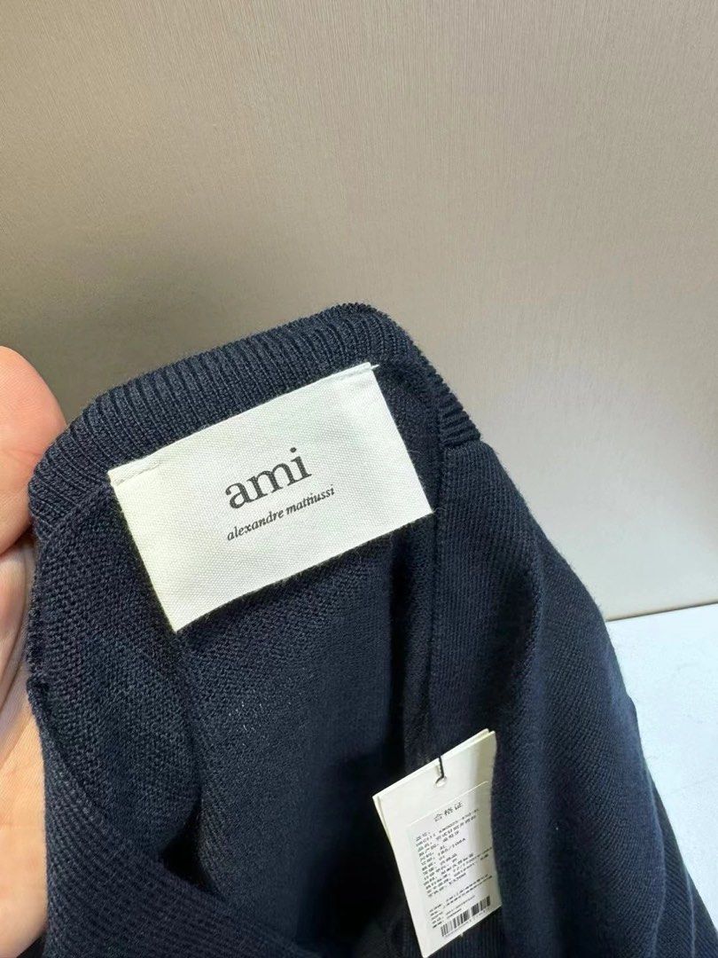 全新AMI PARIS 美利奴羊毛冷衫 （分類：外套及戶外衣服）位於 Hong Kong。 由 onenessstore 提交（商品編號 1269465197，圖片 4）。簡介： 真貨 隨便對比 正價3300rmb S胸圍96衣長62 m胸圍100衣長64 L胸圍104衣長66 Xl胸圍108衣長68 xxl胸圍112衣長70。